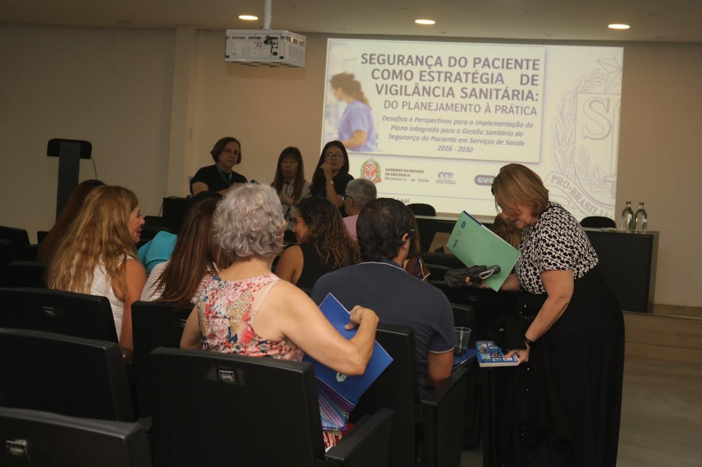 pessoas no encontro #paratodosverem 