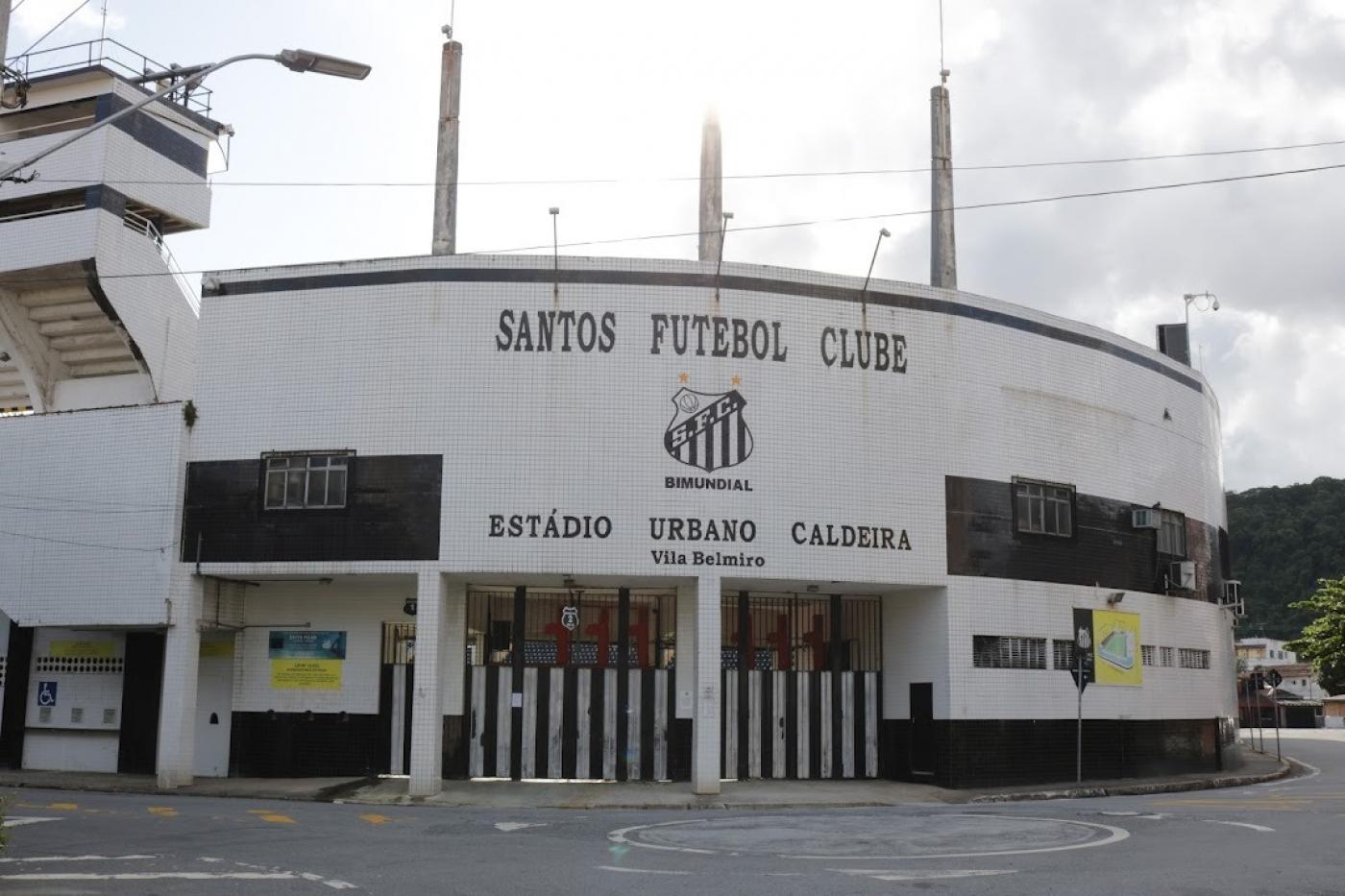 fachada do estádio urbano caldeira. #paratodosverem