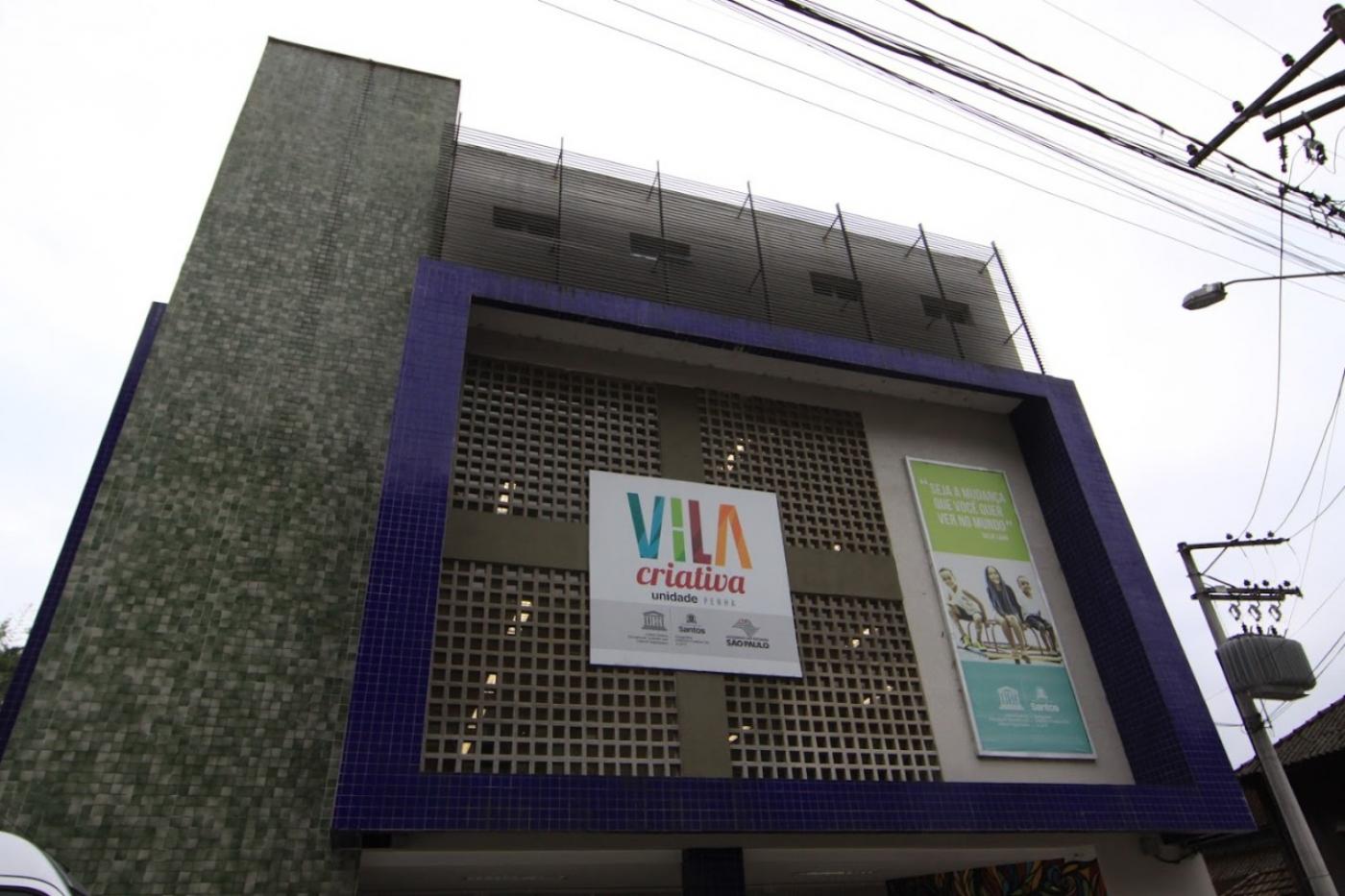fachada de vila criativa com placa onde se lê Vila Criativa. #paratodosverem