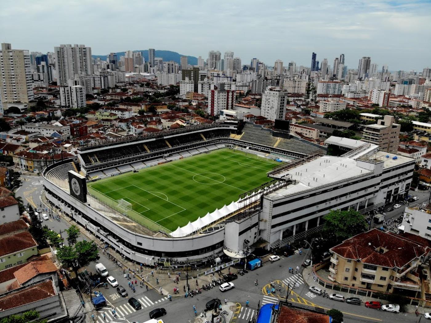 imagem área aparecendo o estádio e o bairro ao redor #paratodosverem
