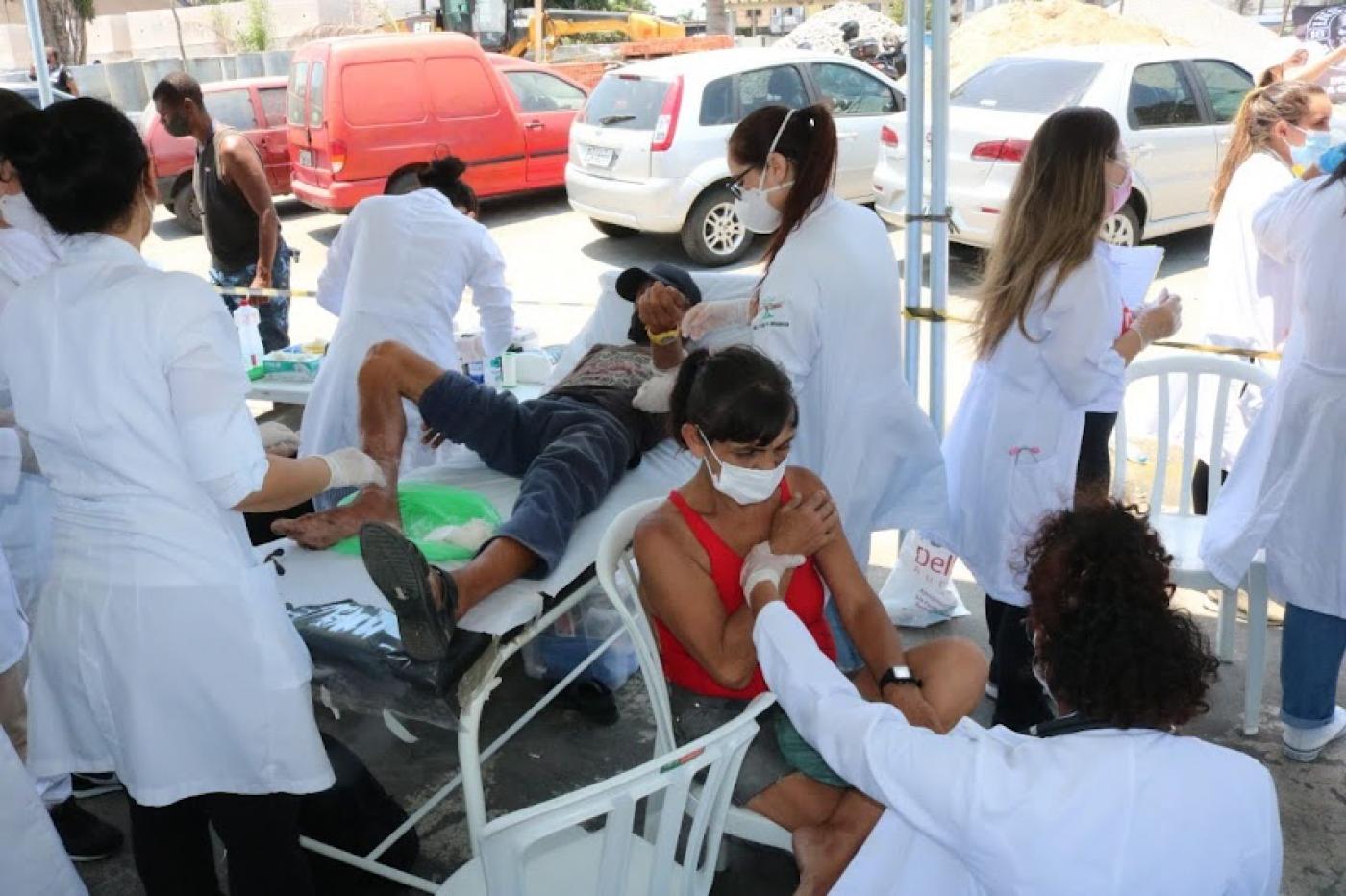 Pessoas sendo avaliadas por profissionais da saúde #paratodosverem
