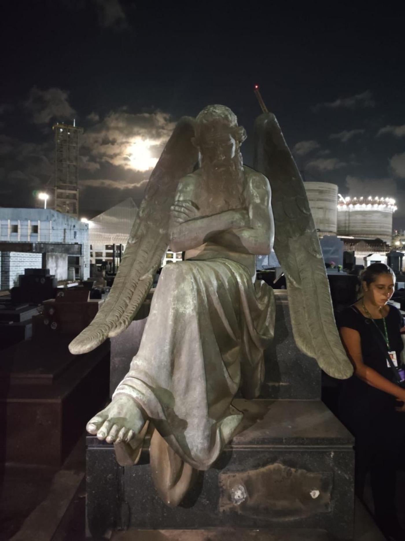 obra de arte em túmulo à noite. #paratodosverem