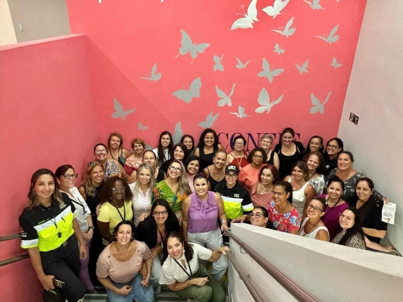 mulheres reunidas durante visita #paratodosverem