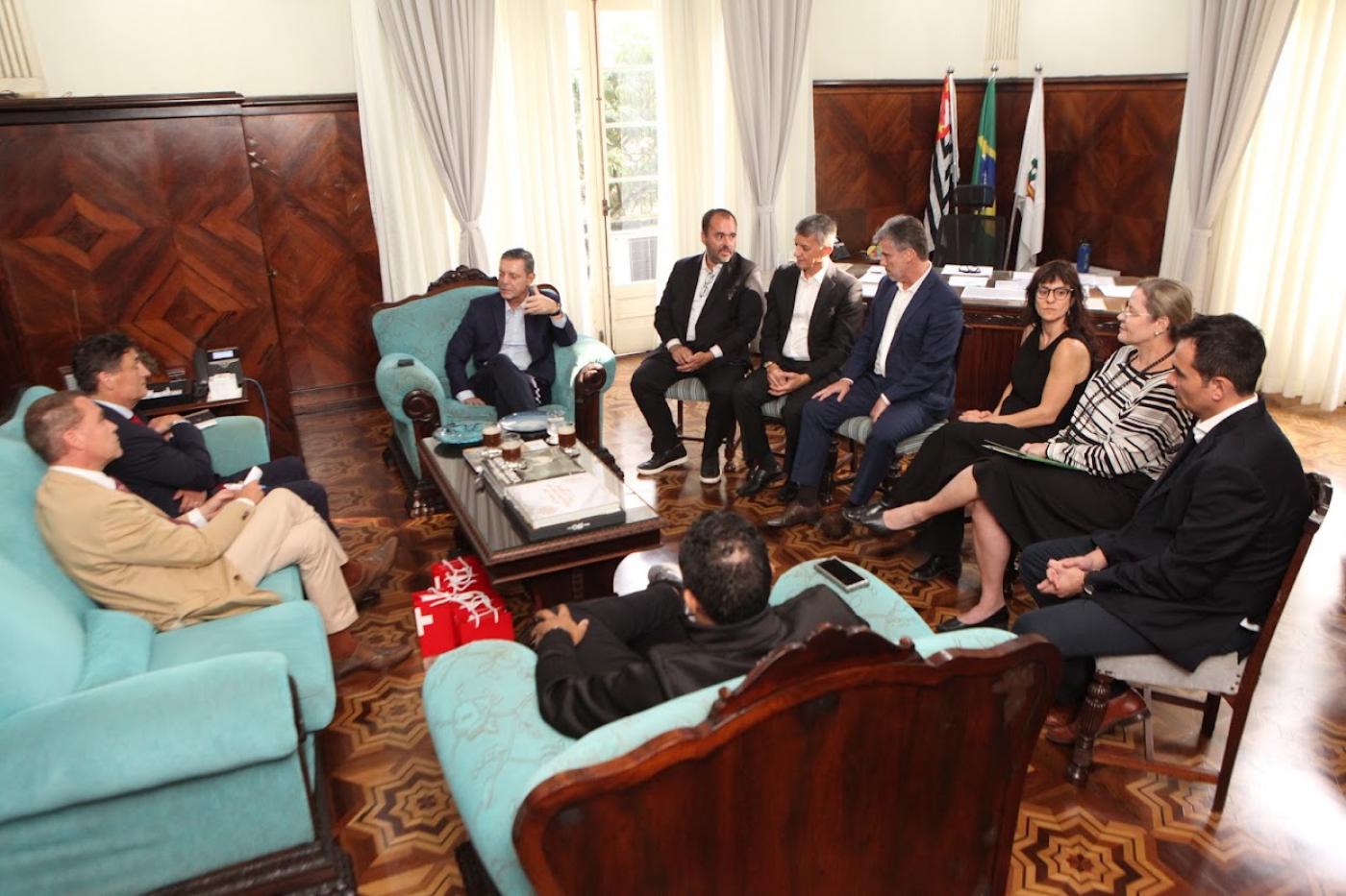 pessoas no gabinete encontrando o prefeito #paratodosverem 