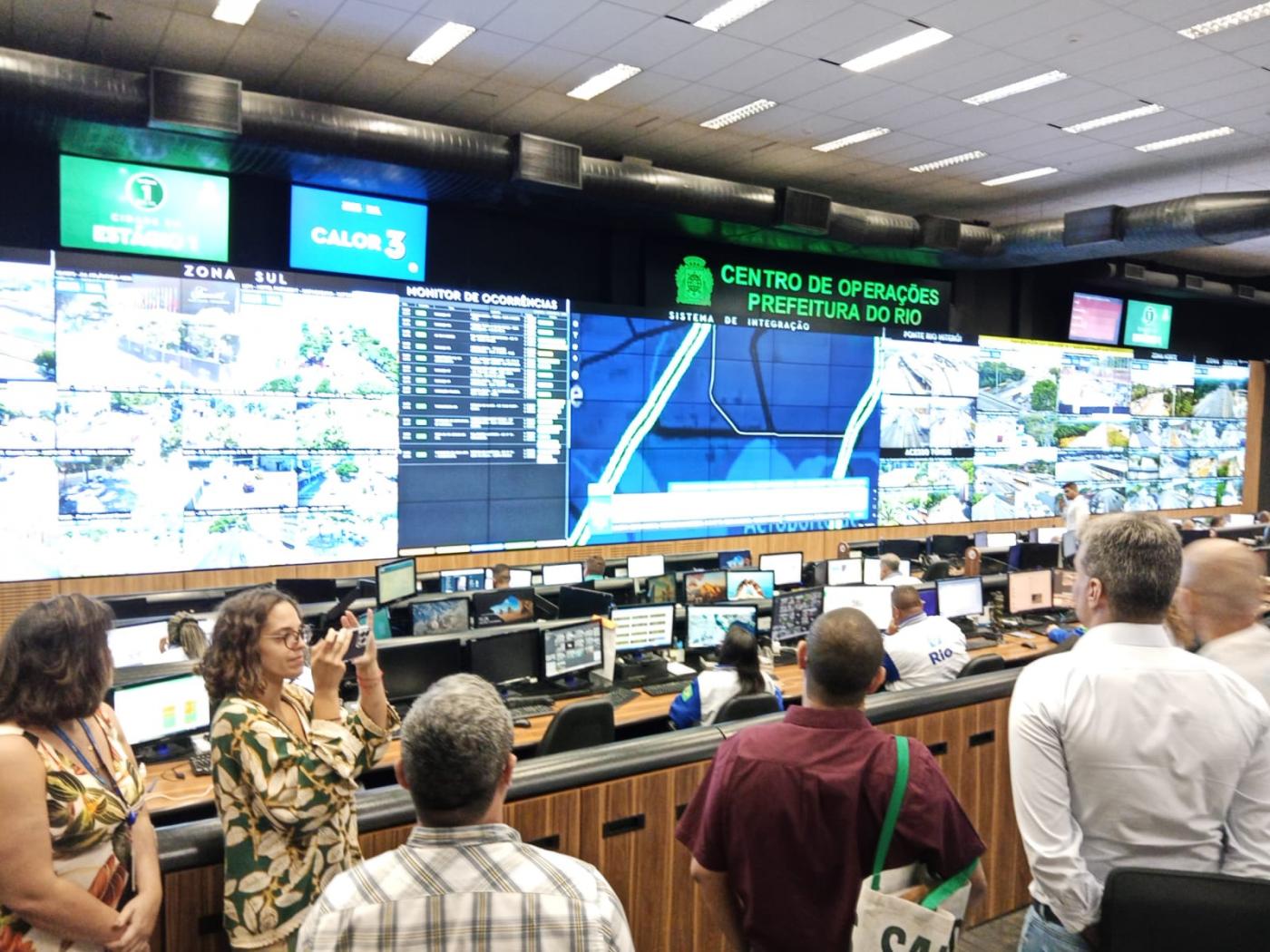 autoridades conhecendo a central do Rio #paratodosverem 