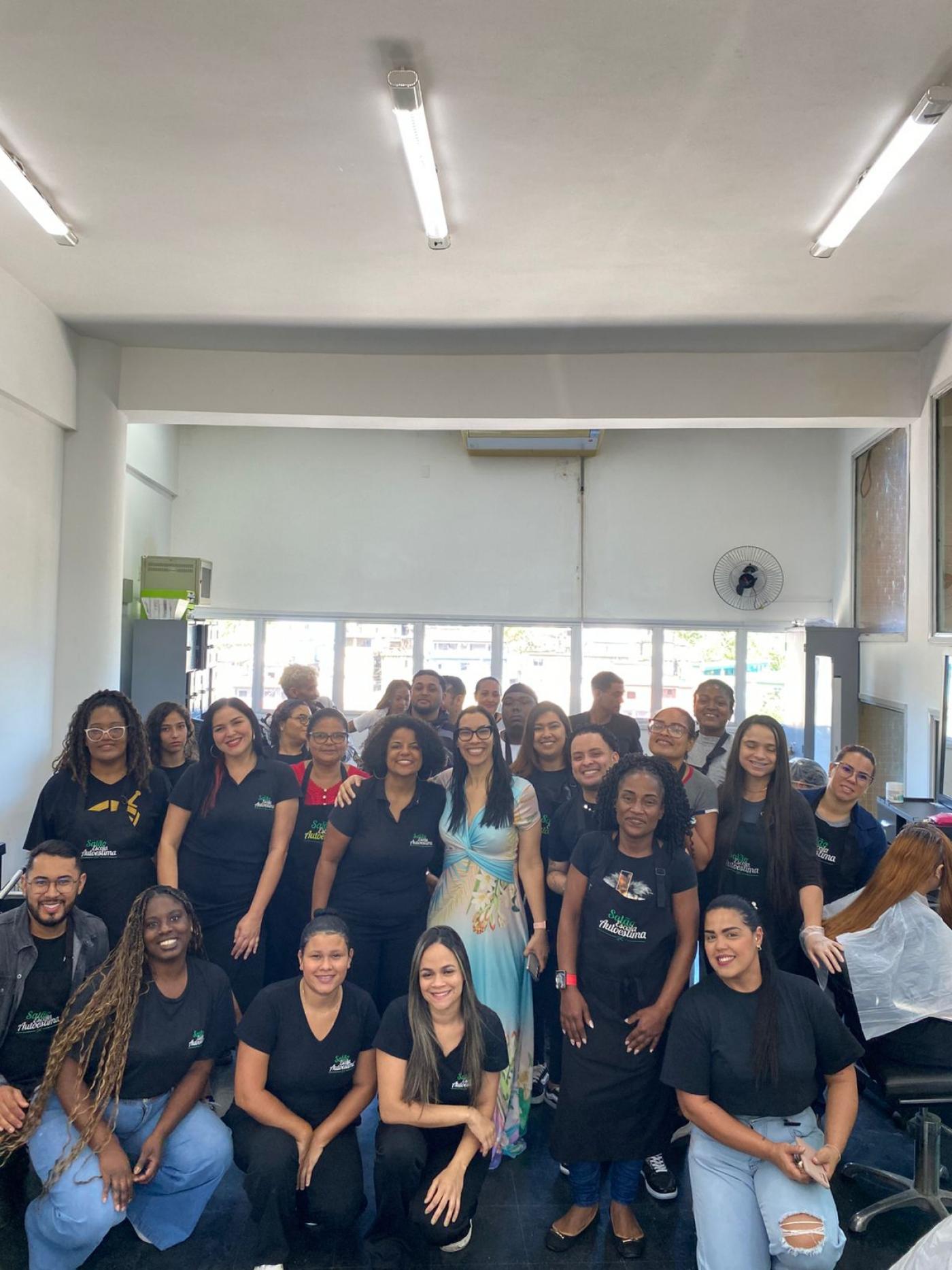 pessoas reunidas durante visita #paratodosverem