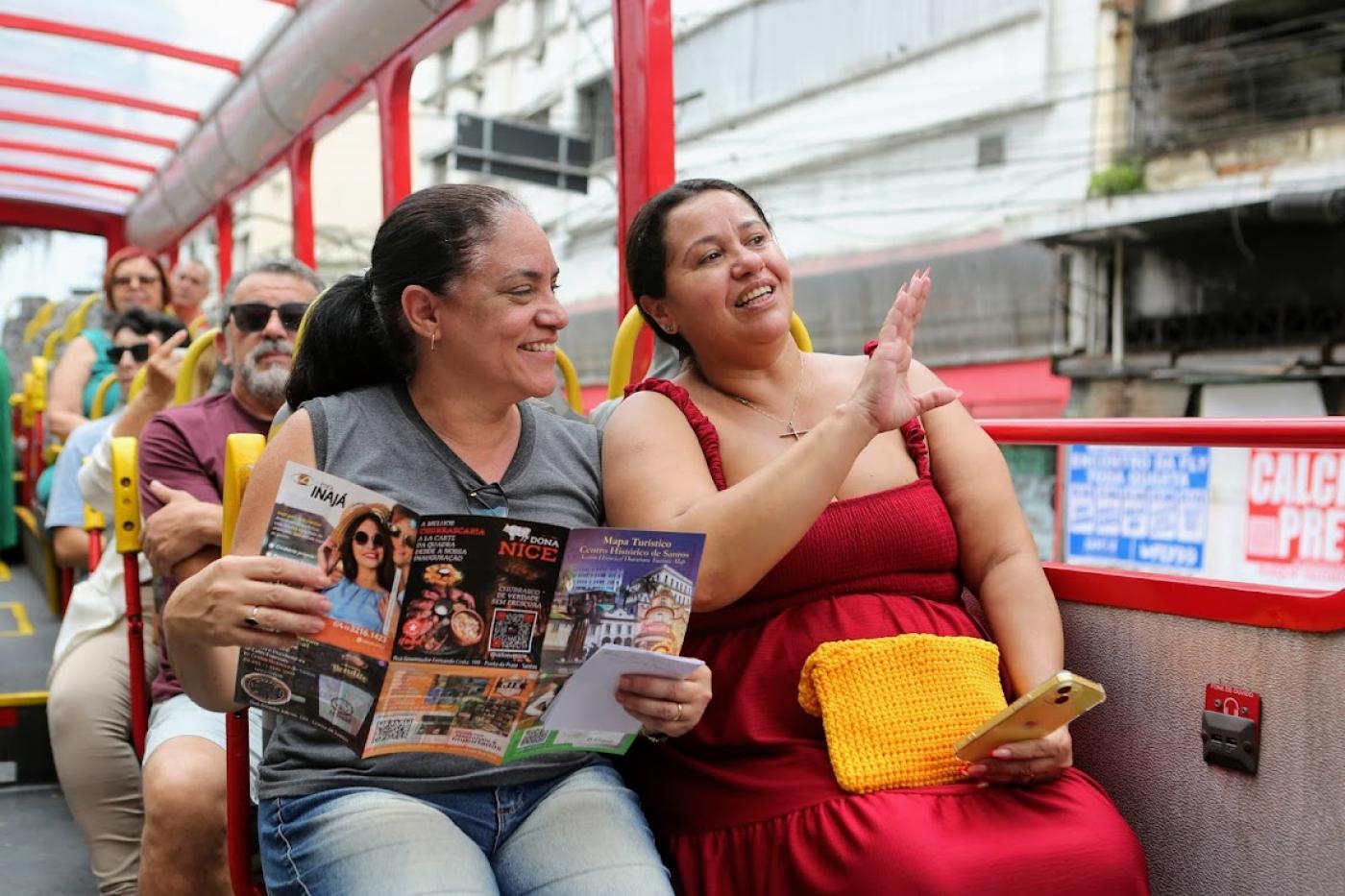 duas mulheres em ônibus #paratodosverem