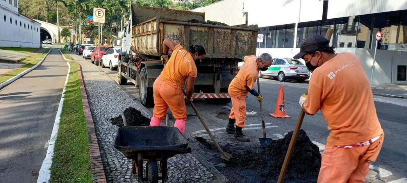 Trabalhadores realizam serviço na frente da Rodoviária #paratodosverem