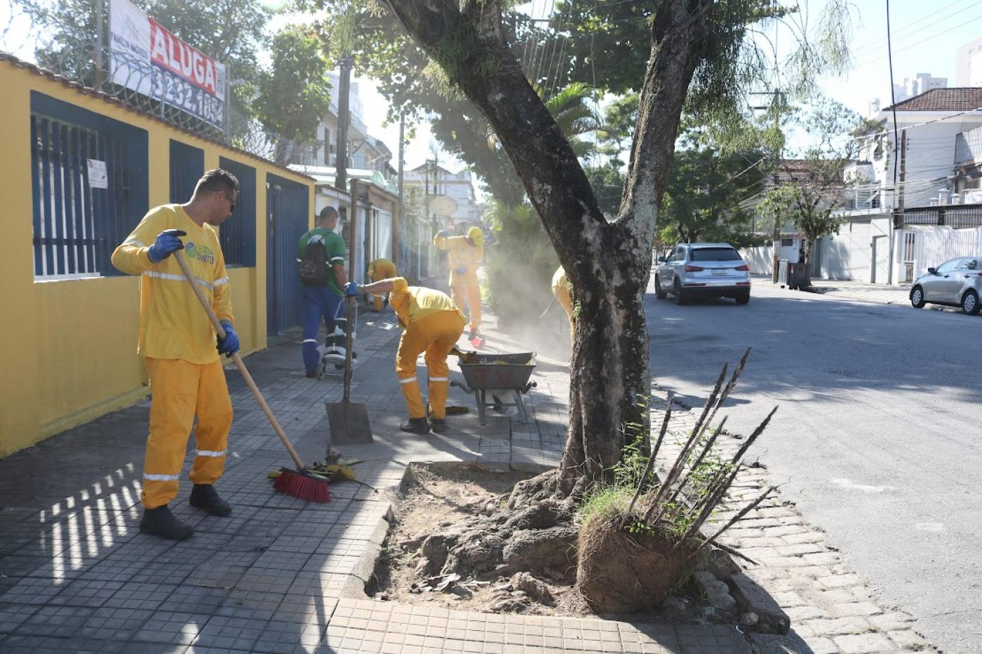operários atuando em zeladoria na rua #paratodosverem 