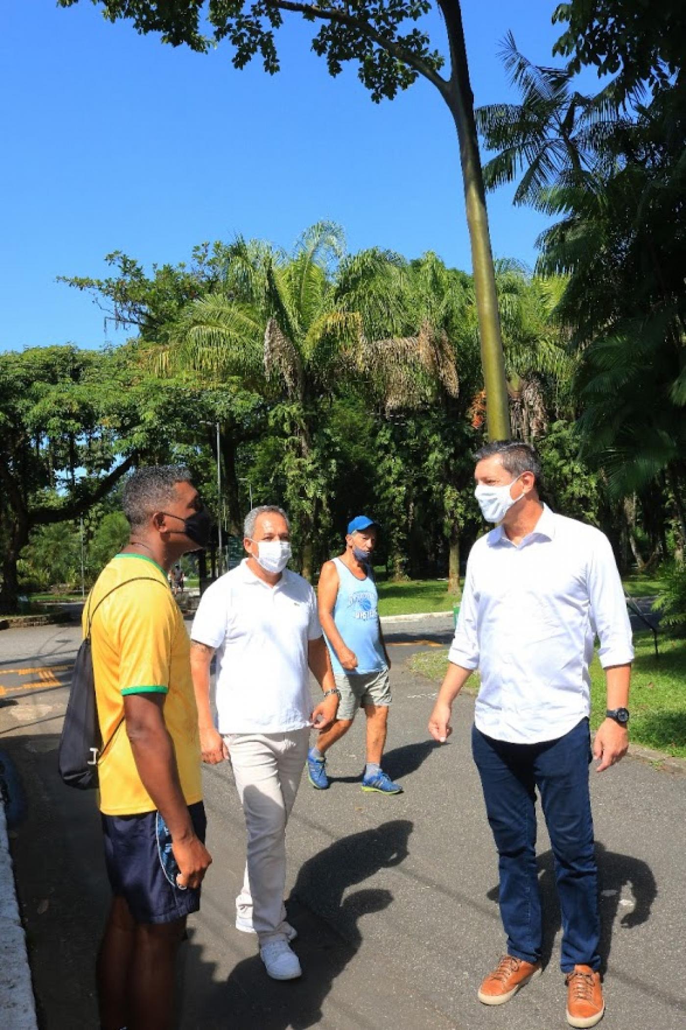 Em alameda de parque, prefeito conversa com munícipe. #Paratodosverem