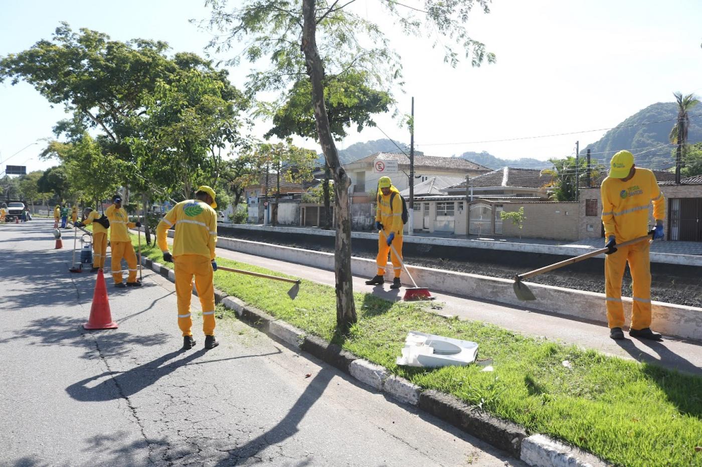 operários atuando em limpeza de rua  #paratodosverem