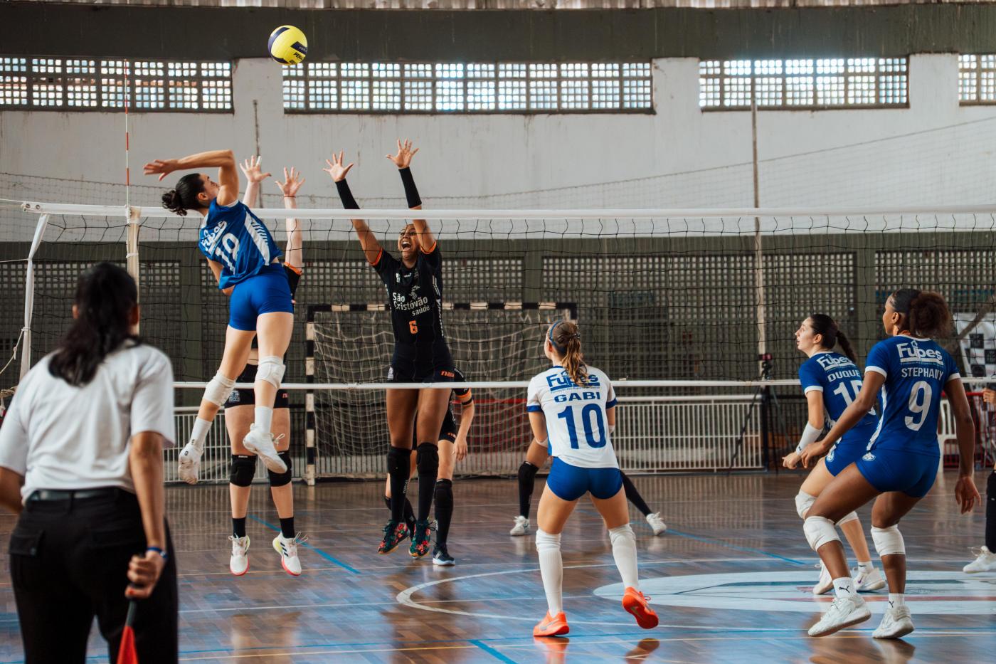equipe de volei feminino nos Regionais. #paratodosverem