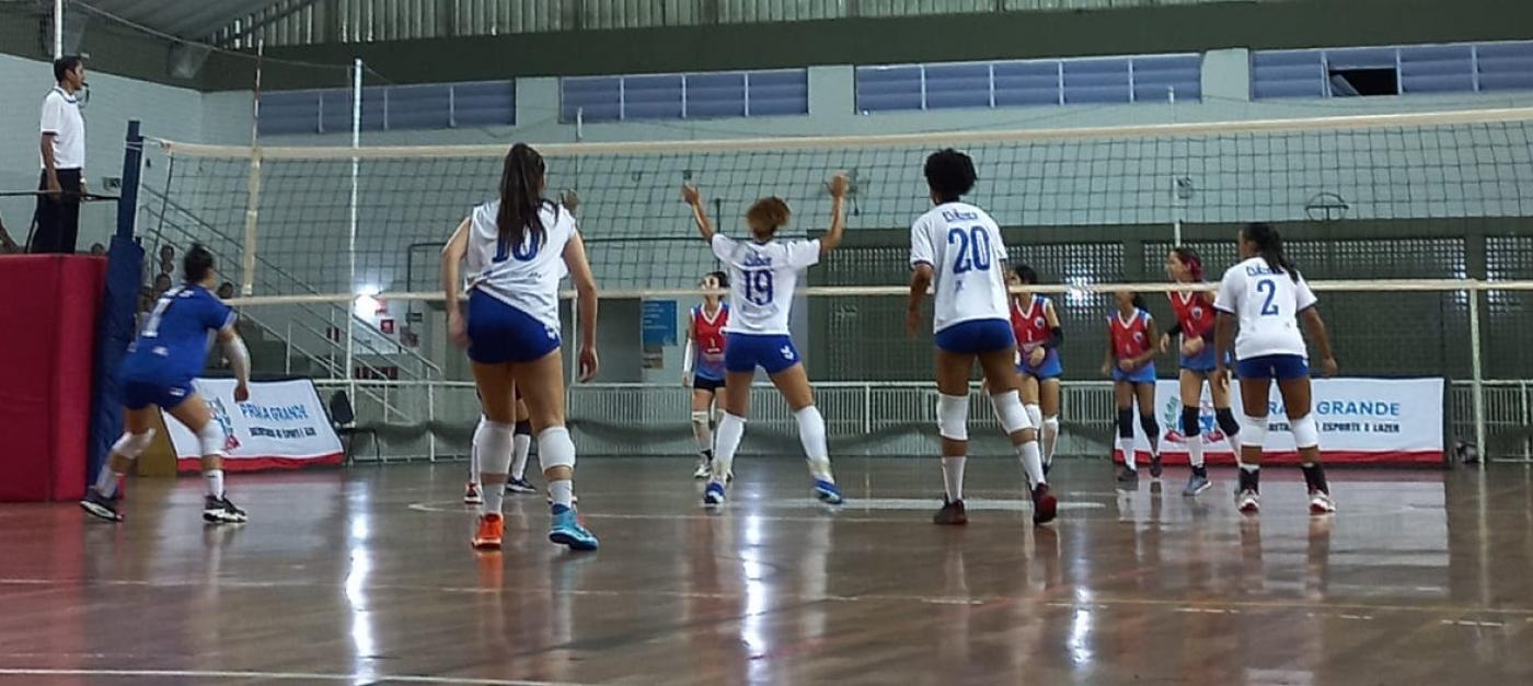 jogo de vôlei em quadra. #paratodosverem