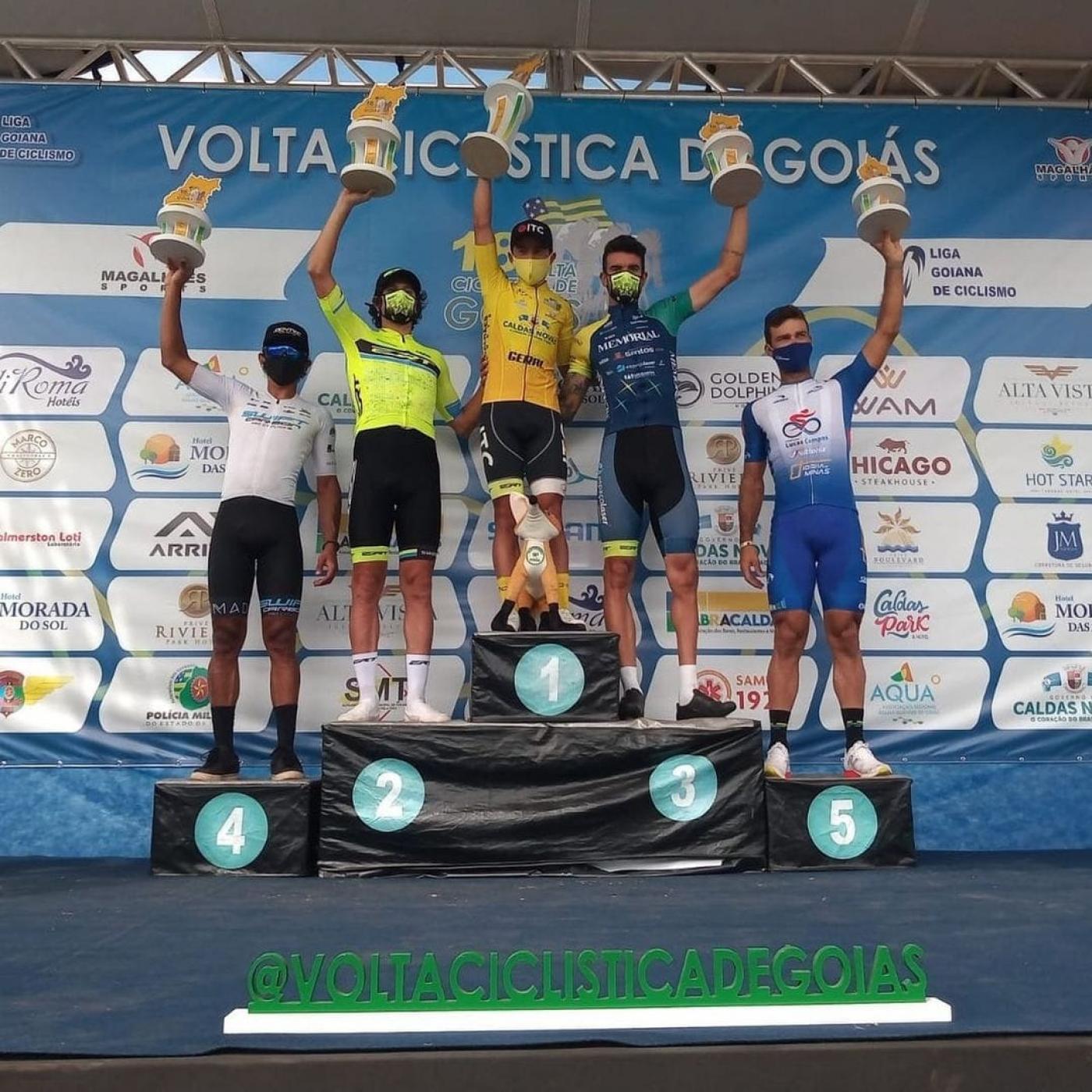 pódio com cinco lugares e representante de Santos no mais alto. Todos erguem troféus