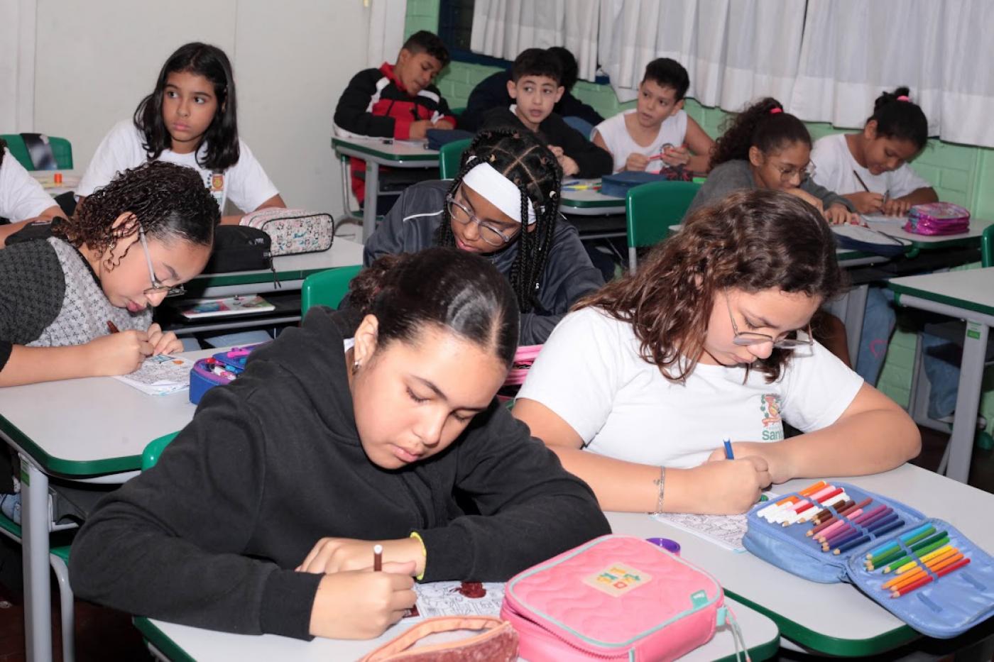 crianças em sala de aula #paratodosverem 