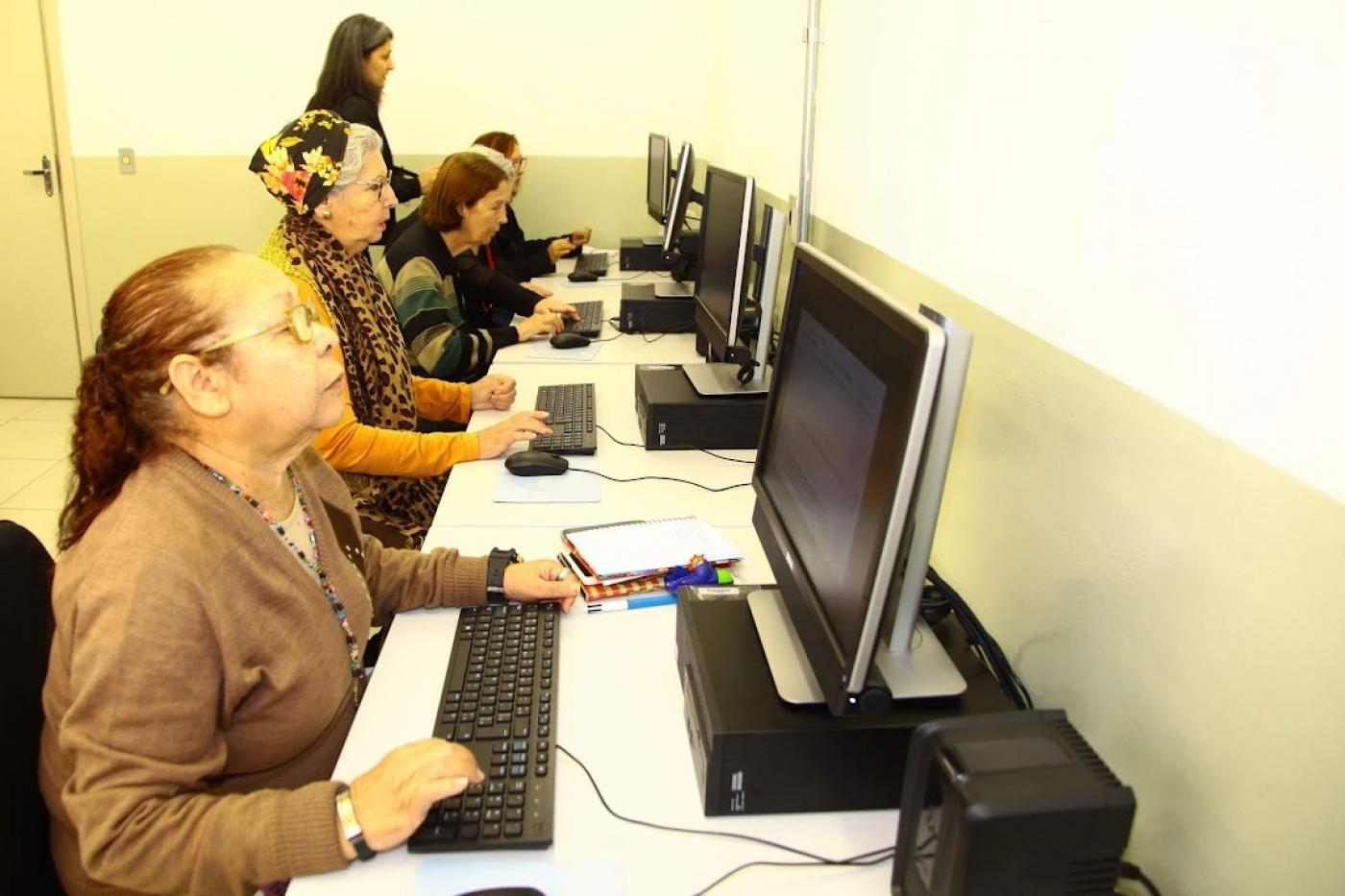 idosos em computadores #paratodosverem 