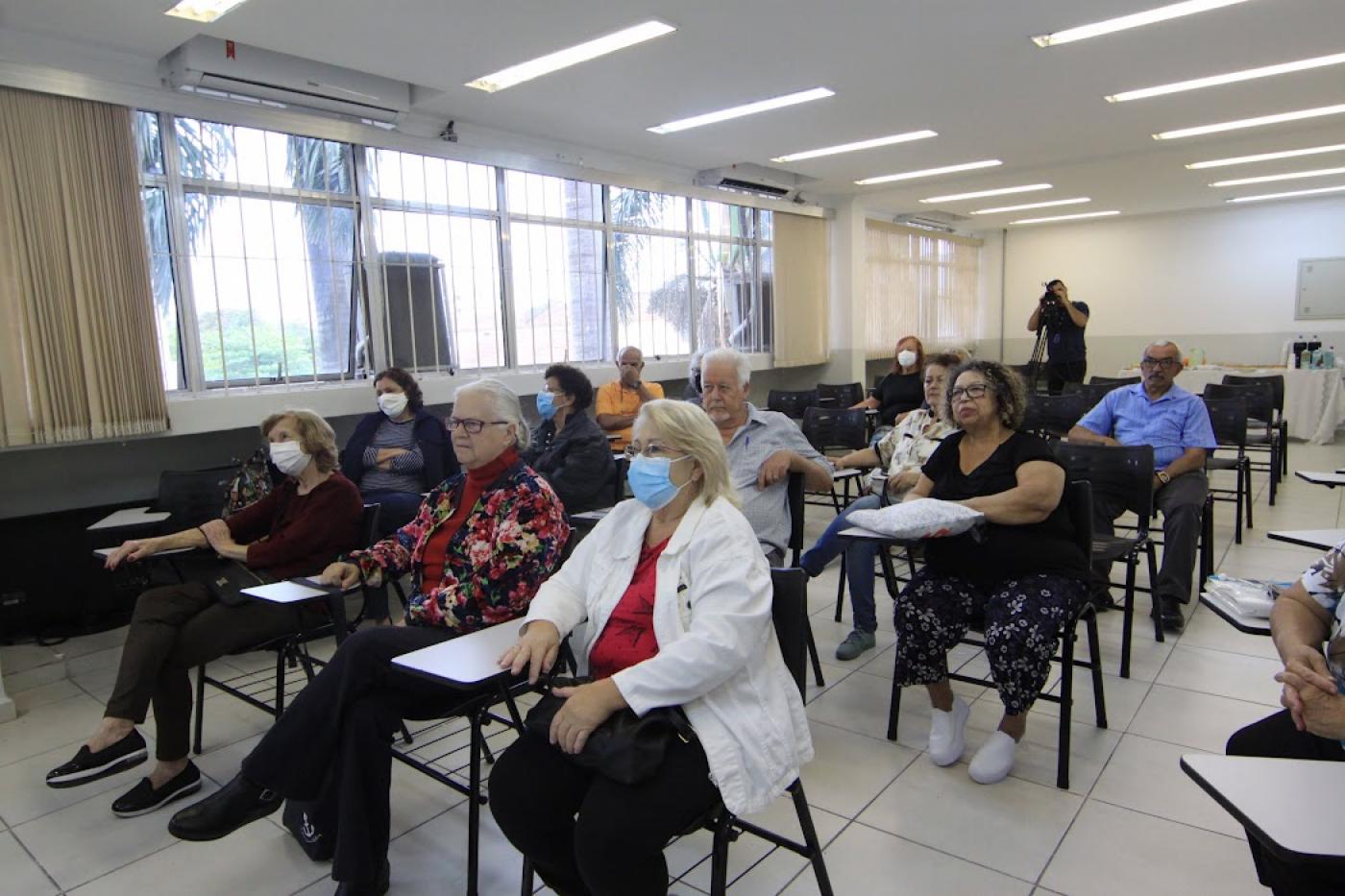 idosos sentados na sala de aula #paratodosverem