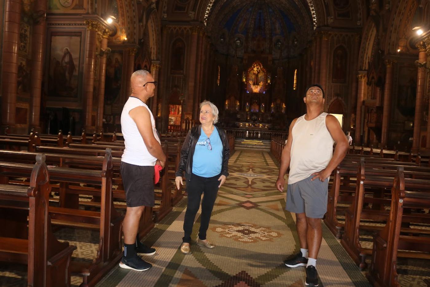 vovô orienta dois turistas em igreja #paratodosverem