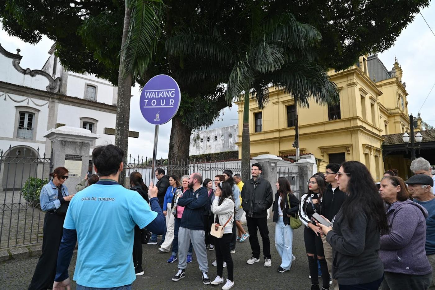 guia leva turistas em passeio #paratodosverem 