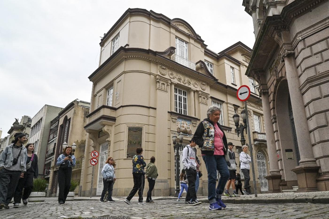 pessoas percorrendo o walking tour do centro #paratodosverem