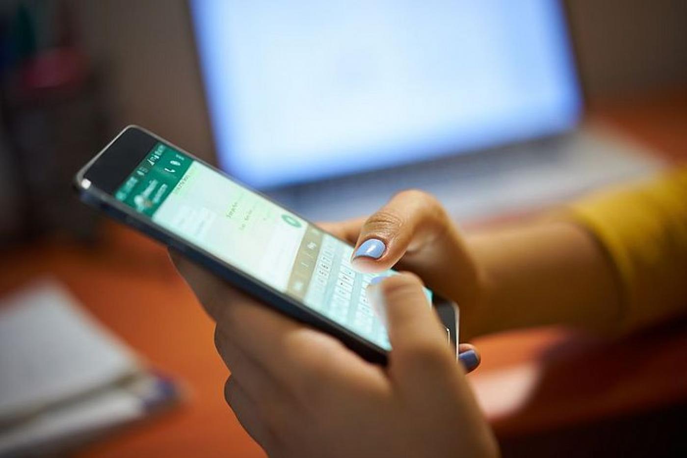mão segurando celular com tela do whatsapp #paratodosverem