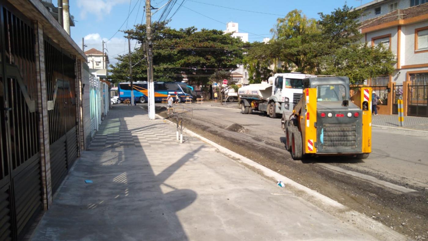 Máquina na pista inicia remoção de asfalto para futura pavimentação. #Pracegover