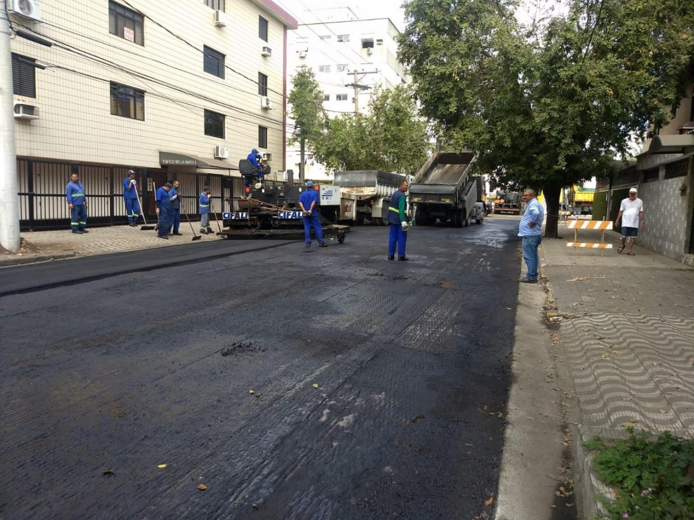 operários atuam na pavimentação #pracegover 