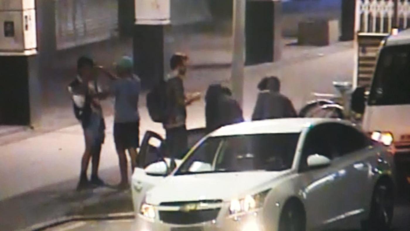 Imagem de câmeras mostra cinco suspeitos e o carro #pracegover 