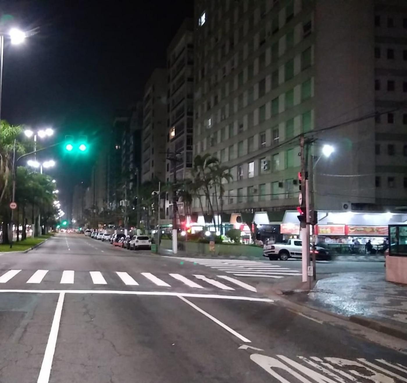 Faixa de pedestre e inscrição Ônibus pintadas no solo de avenida da orla. #Pracegover