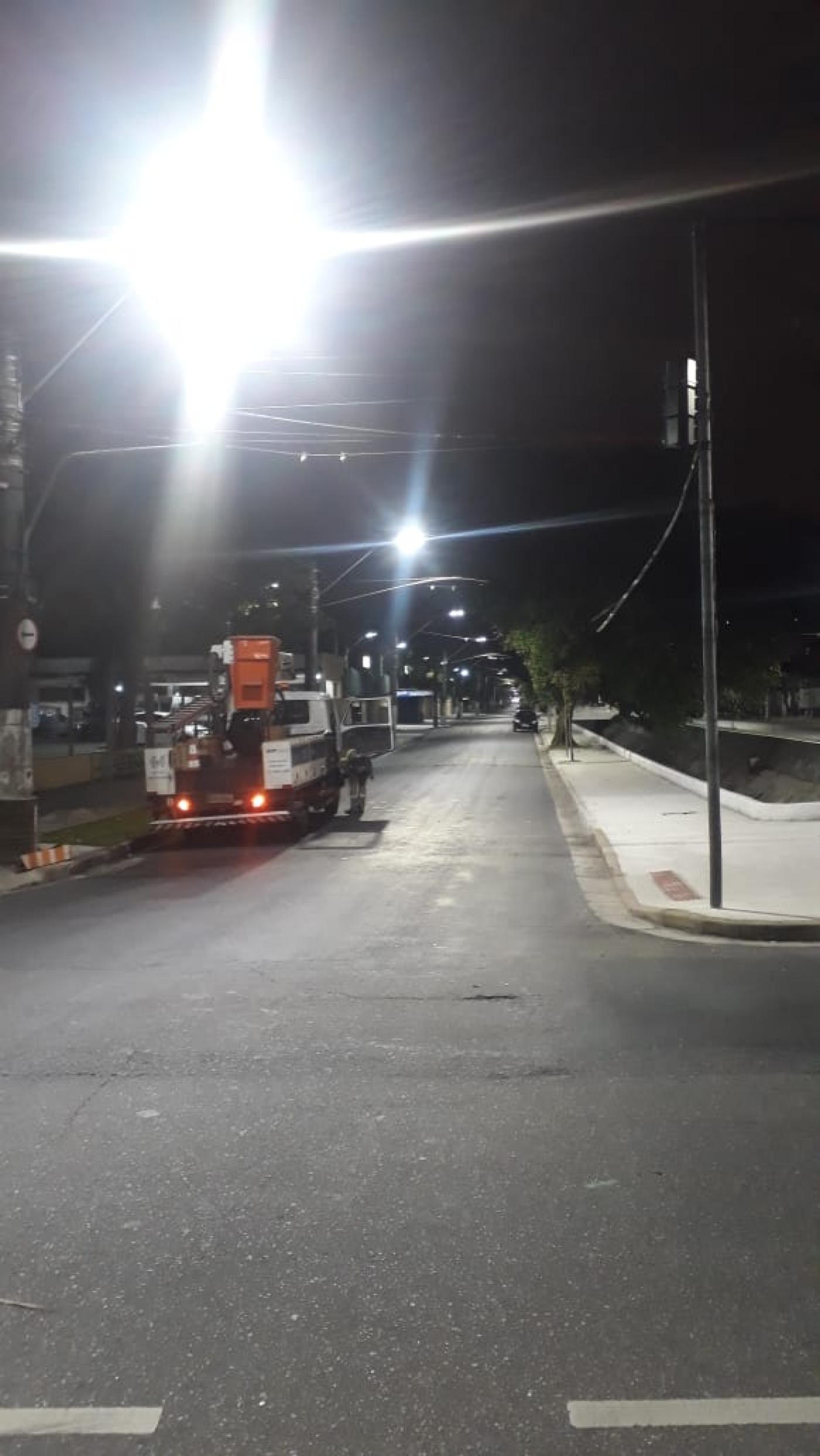 Via com nova iluminação e caminhão embaixo #pracegover 