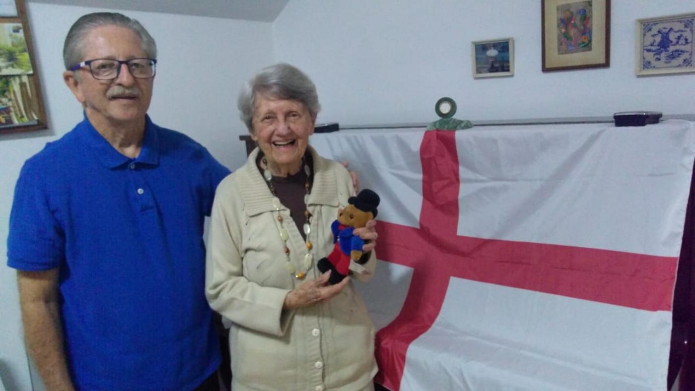 Robert e a mãe, Isa, à frente da bandeira da Inglaterra. #Pracegover