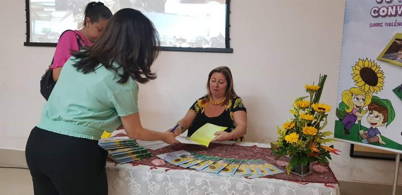 educadora assina autógrafo em livros #pracegover 