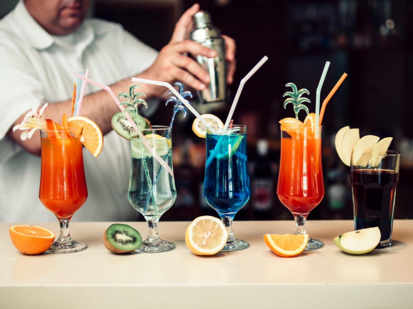 garçom prepara bebidas #pracegover