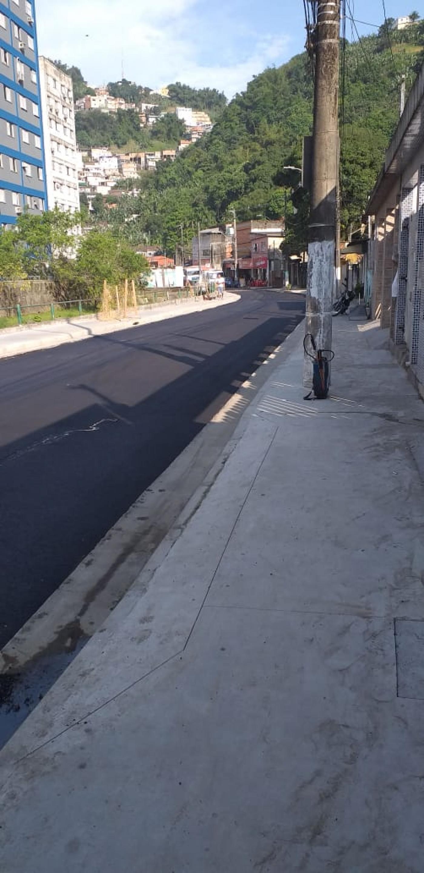 Vista geral de trecho de rua recém-pavimentada. #Pracegover