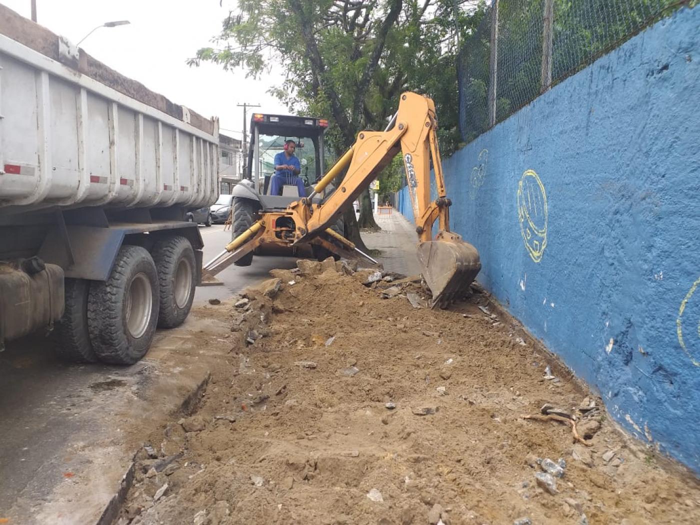 Máquina atua na construção de novas calçadas #pracegover 