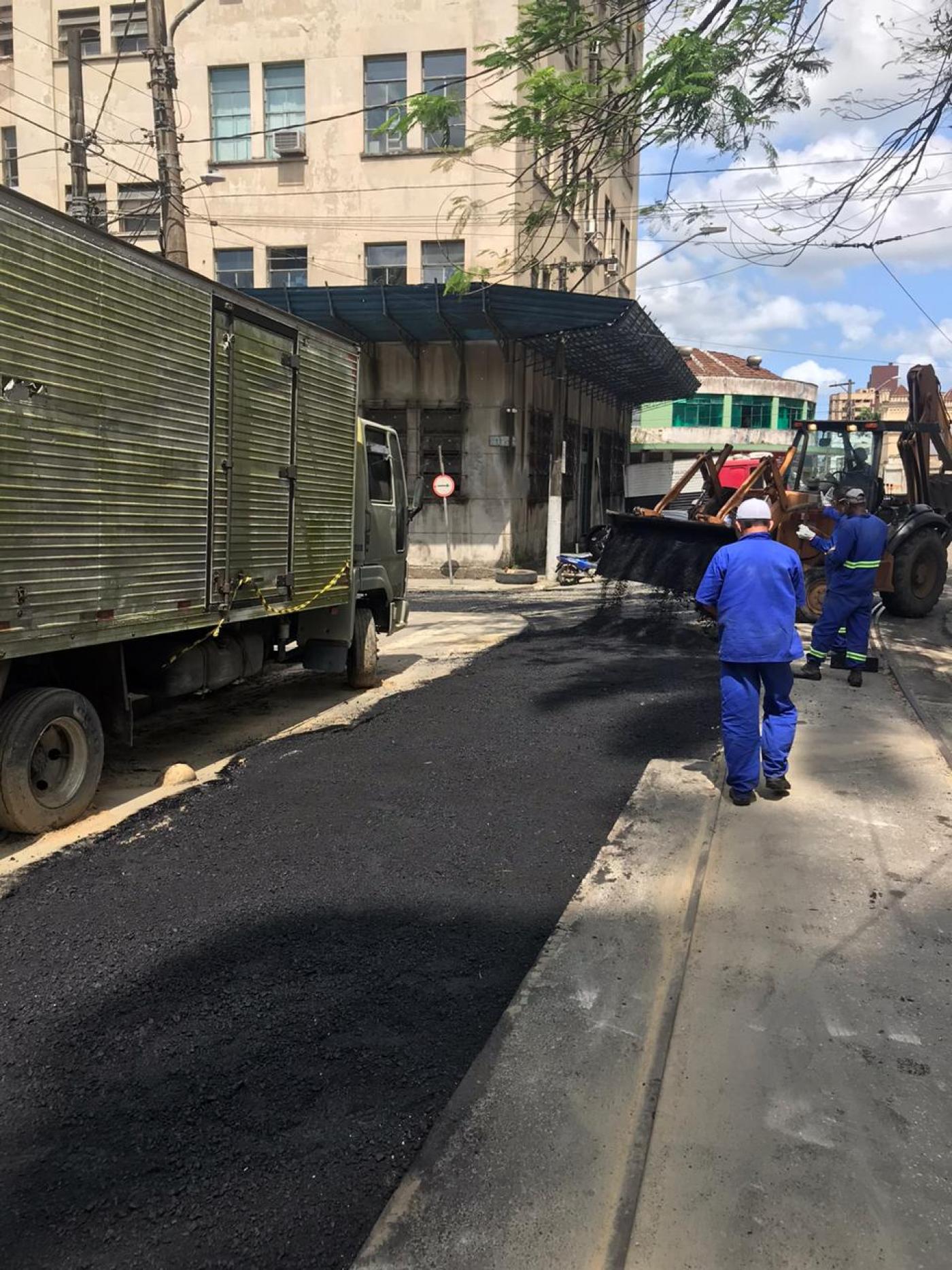 operários atuam na pavimentação #pracegover 