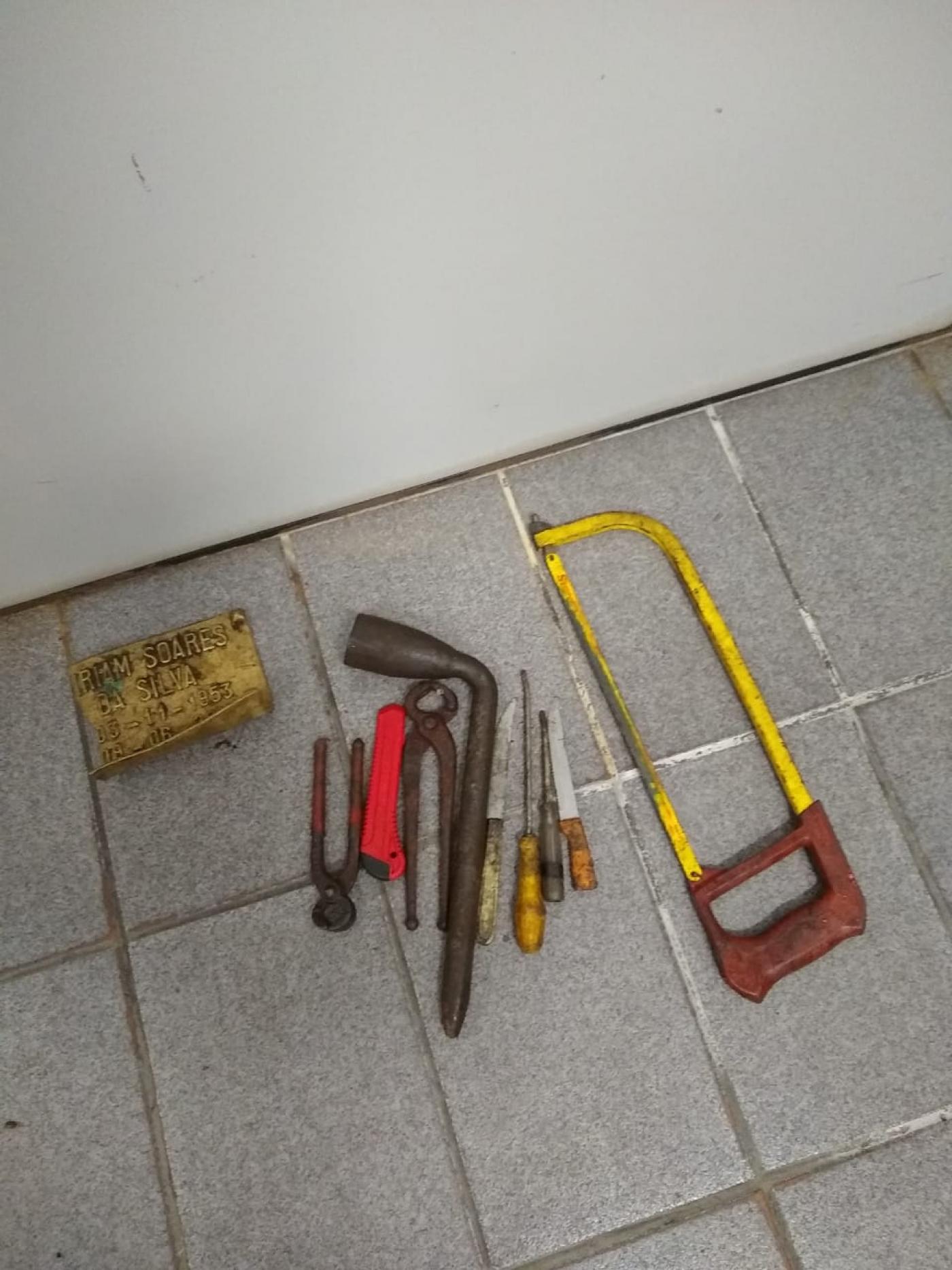 Ferramentas apreendidas com o homem que confessou os furtos. #Paratodosverem