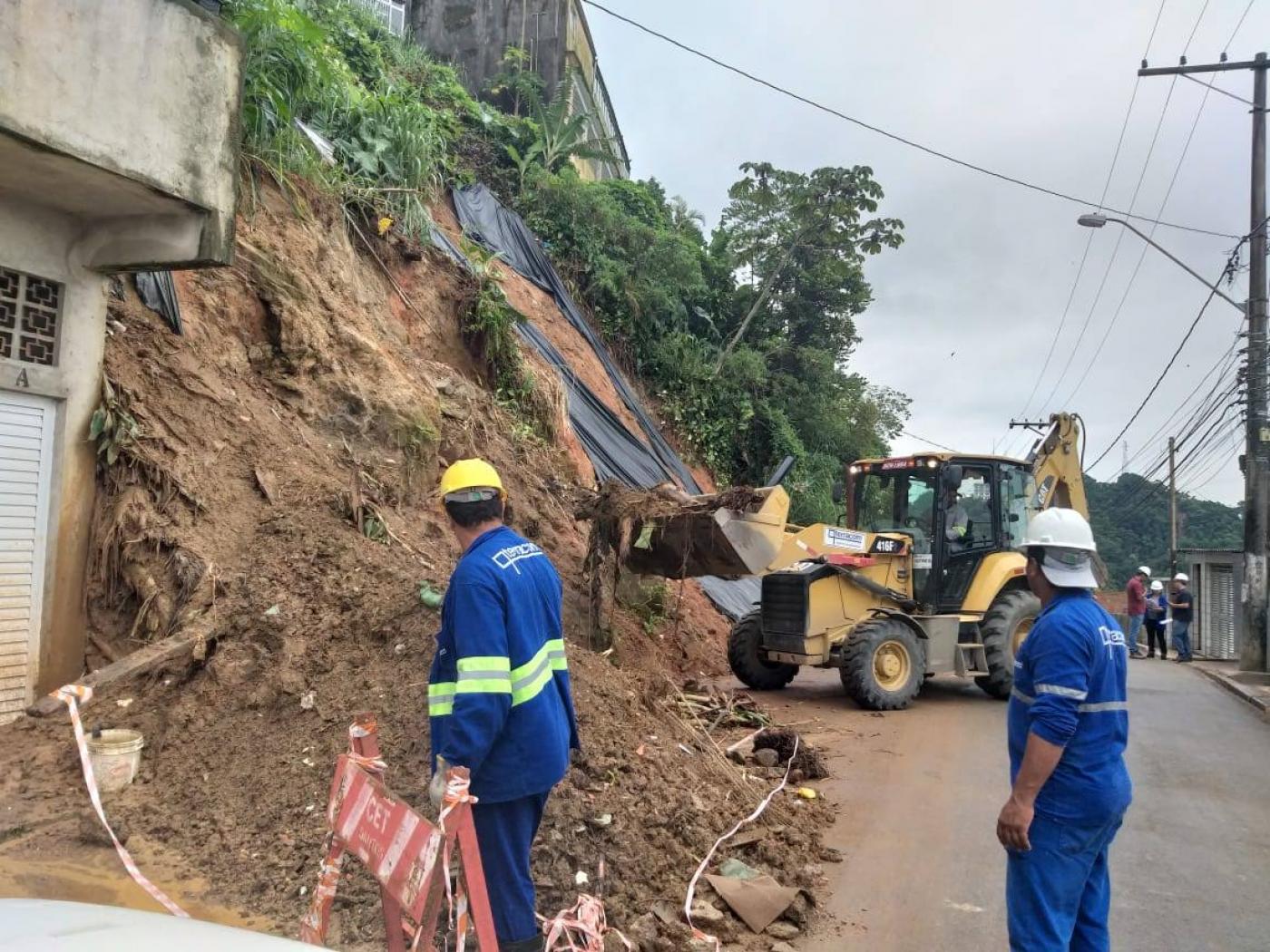 homens e máquina atuam em encosta #paratodosverem 