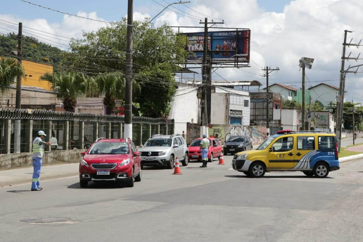 Veículo e agentes da CET estão em pista orientando motoristas. #Paratodosverem