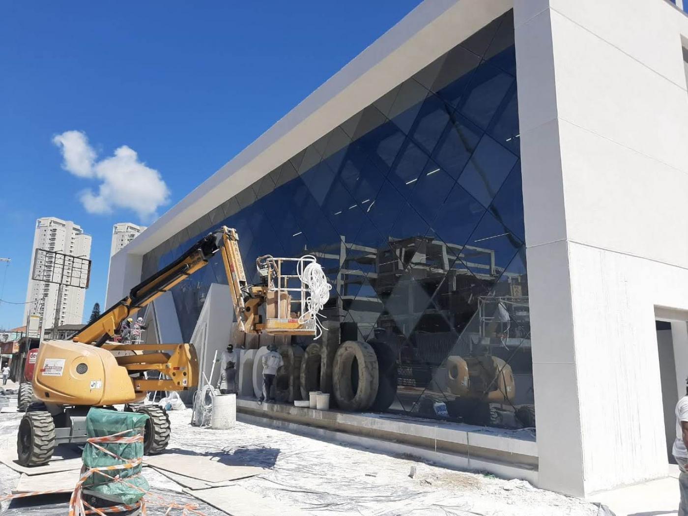 máquina atua no acabamento de novo mercado de peixes #paratodosverem 