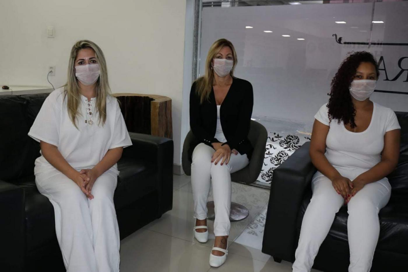 profissionais de saúde sentadas no hotel #paratodosverem 