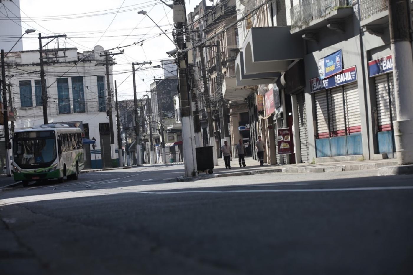 #pracegover Foto mostra rua vazia, com lojas fechadas, no Centro