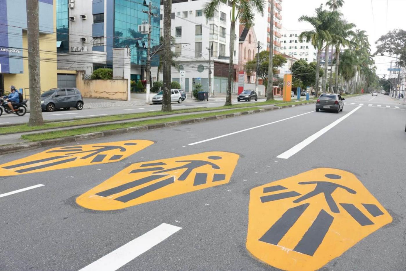 Faixas de pedestres já pintadas na avenida #paratodosverem 