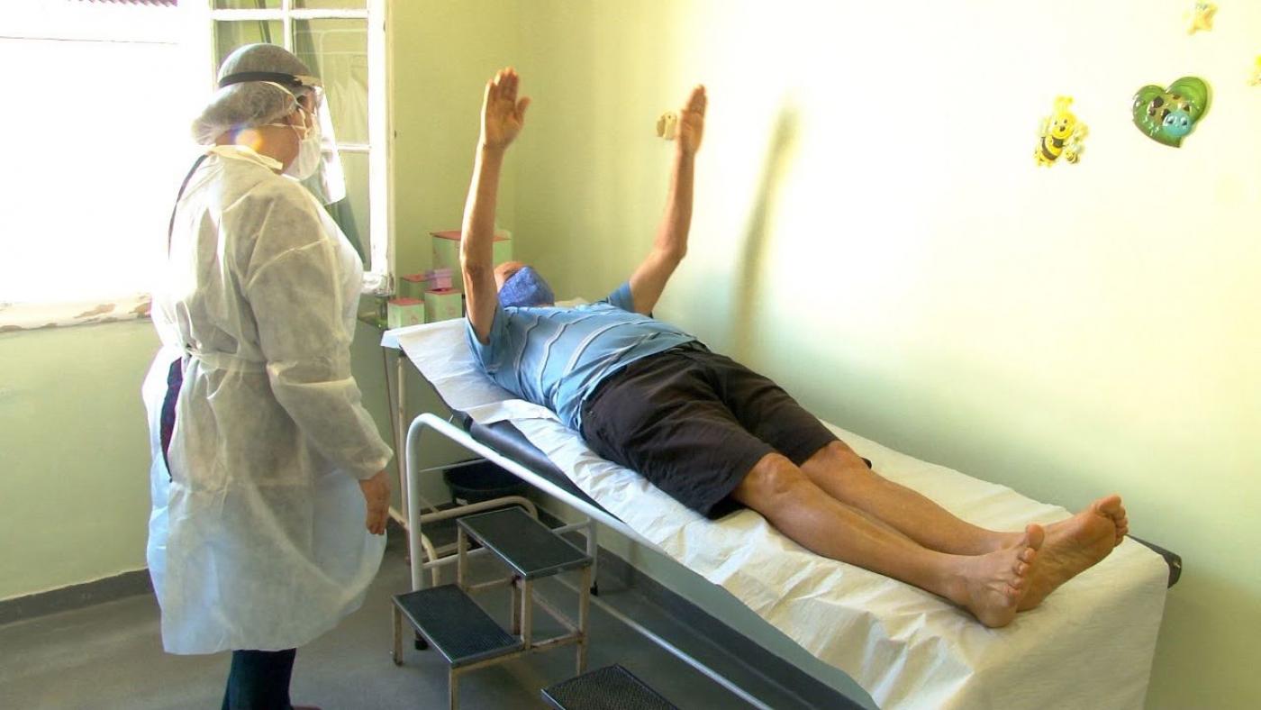 paciente levanta os braços em tratamento #paratodosverem 