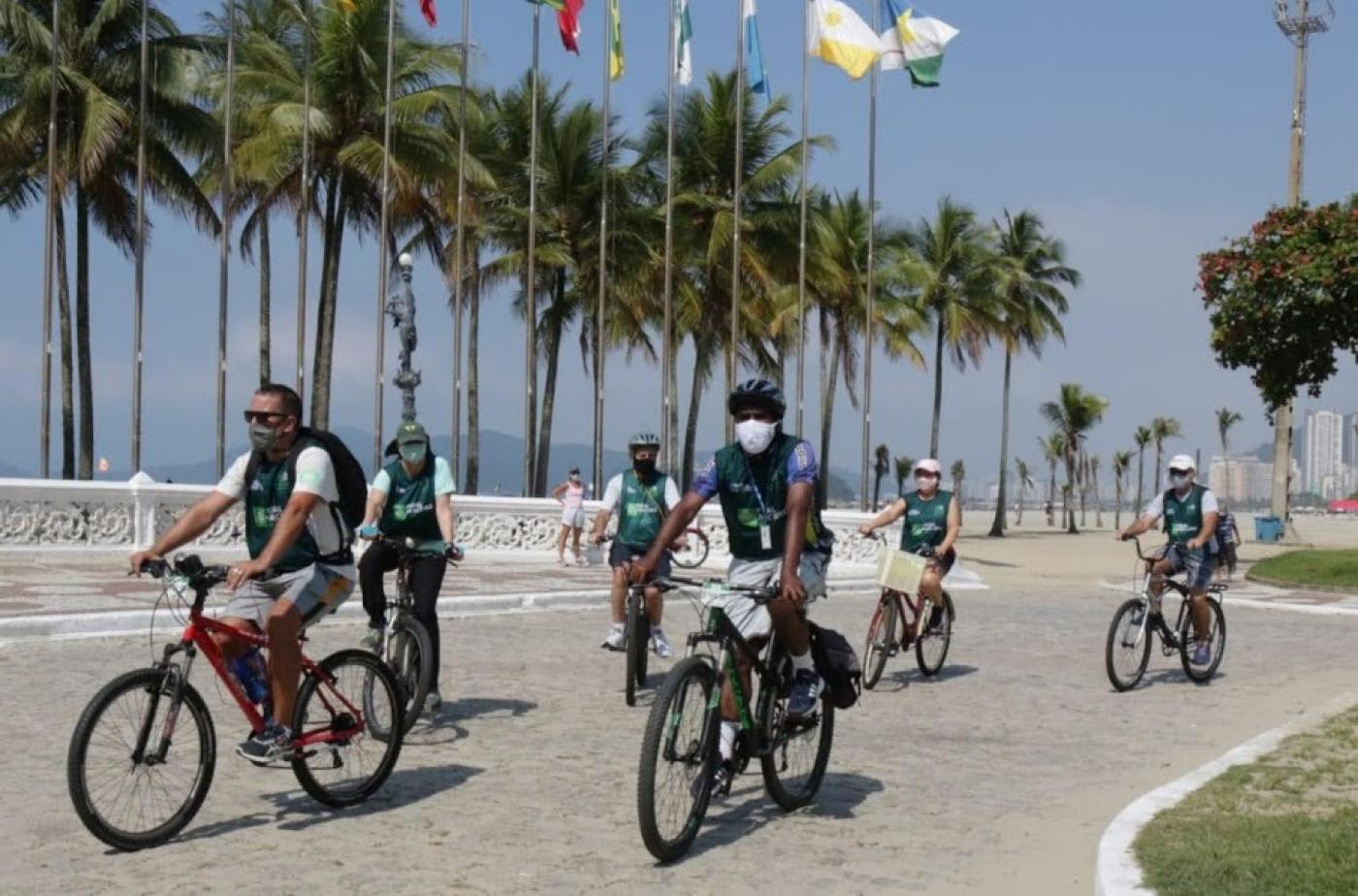 pessoas de bicicleta na orla #paratodosverem 