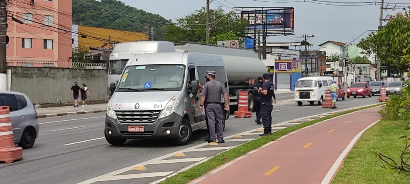 policial e guarda atuam em bloqueio #paratodosverem 