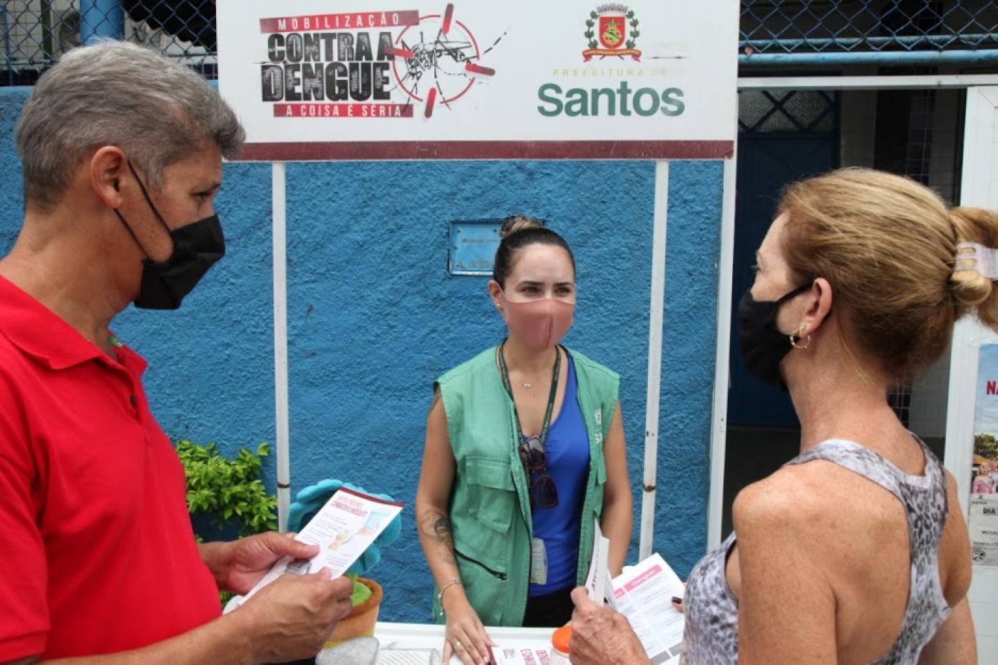 equipe de informação faz abordagem educativa #paratodosverem 