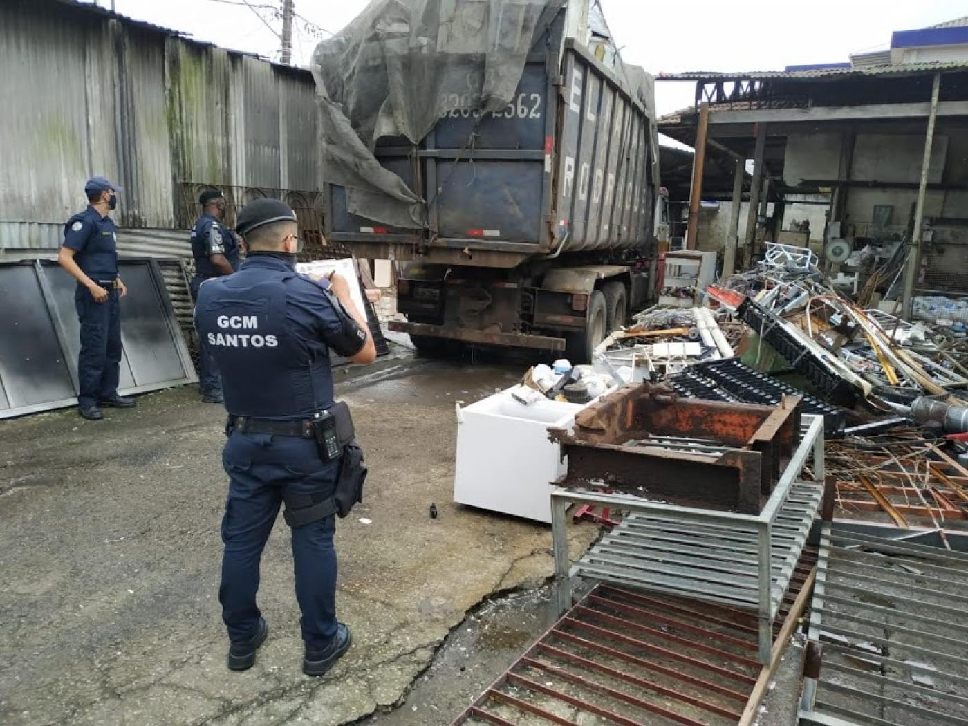 guarda anota dados em prancheta dentro de ferro velho #paratodosverem 