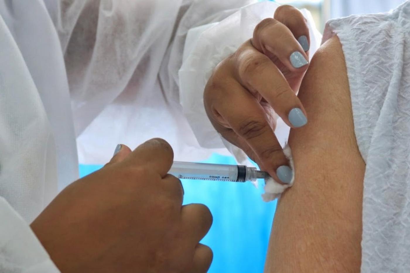 pessoa vacinada no  braço #paratodosverem 