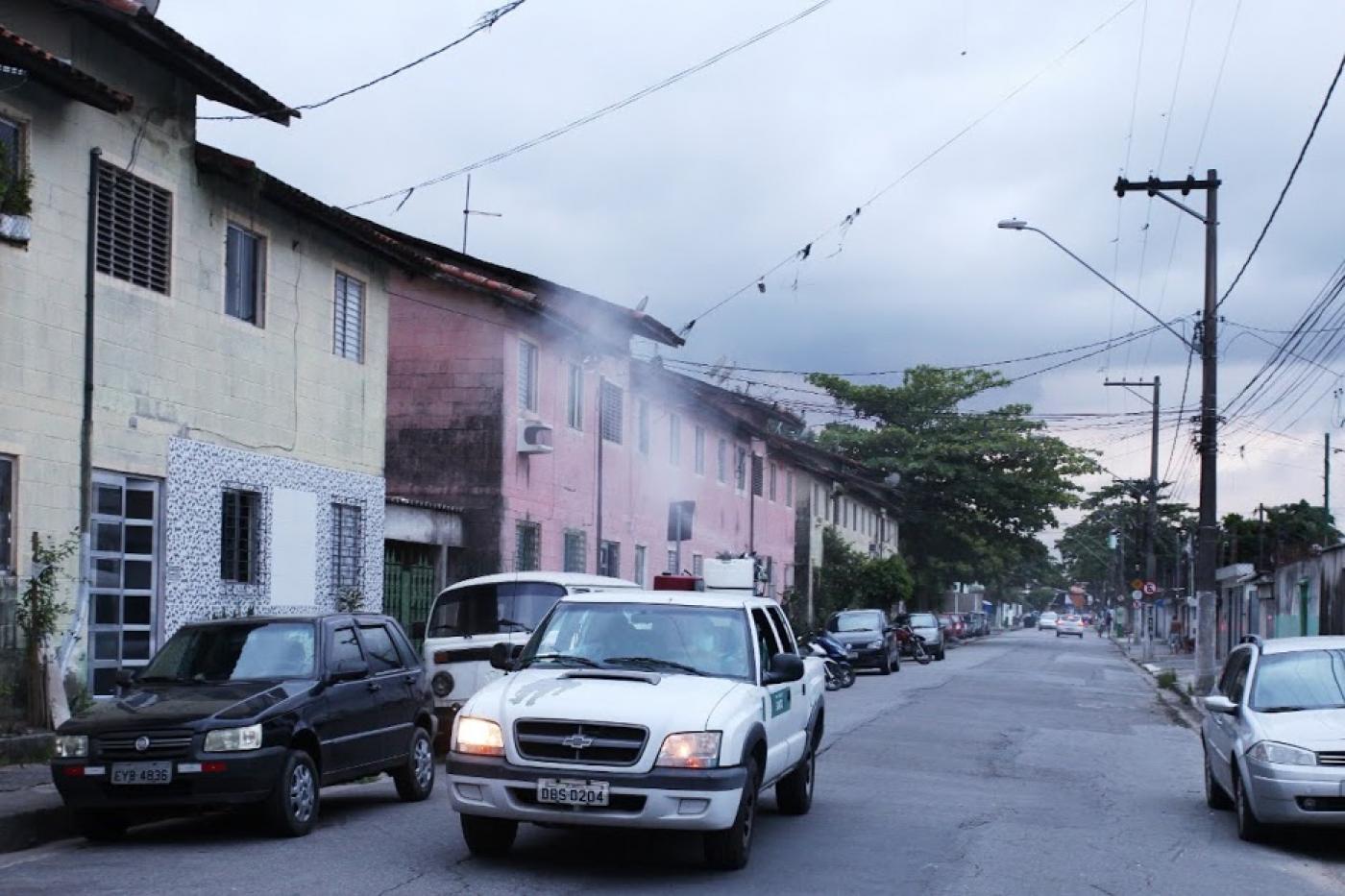 carro fumacê circula em bairro #paratodosverem 